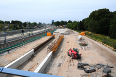 816336 Gezicht op de werkzaamheden in het kader van het Randstadspoor bij het spoorknooppunt Lunetten te Utrecht, vanaf ...